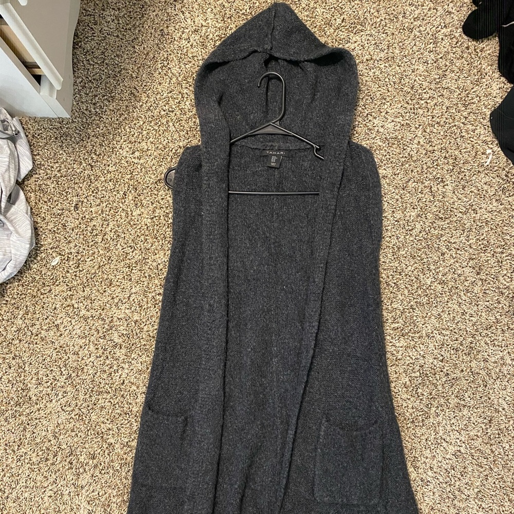 Sleeveless hooded cardigan